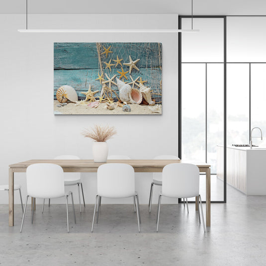 Composición decorativa con conchas y estrellas de mar en arena contra fondo de madera y red