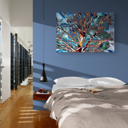 Cuadro_decorativo_con_fondo_azul_y_silueta_de_árbol_desnudo_en_contraste_con_toques_de_verde,_amarillo_y_rosa