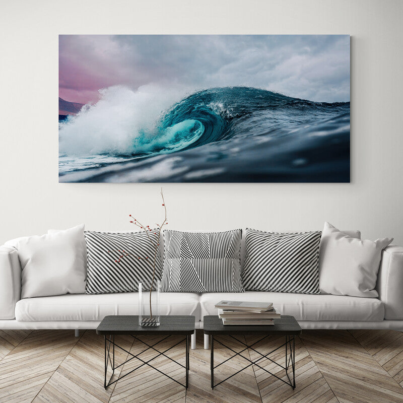 Fotografía dinámica de una ola azul turquesa capturada en su cenit