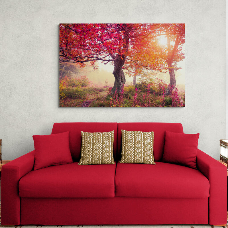 Bosque_Otoñal_Arbustos_Cálidos_Cuadro_Decorativo: Ilustración vibrante de un majestuoso bosque con árboles altos de hojas rojas y arbustos en tonos cálidos