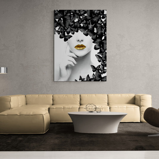 Retrato en blanco y negro con labios dorados y mariposas
