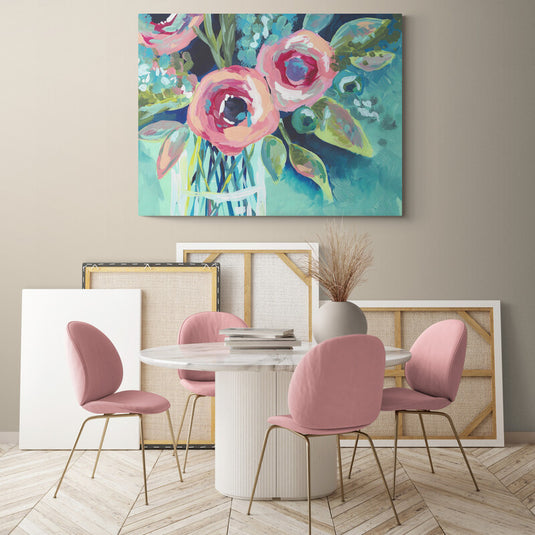 Pintura de flores rosadas en jarrón con fondo azul en estilo acuarela