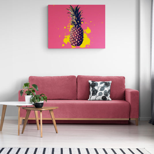 Piña centrada sobre fondo rosa con explosión de color amarillo detrás