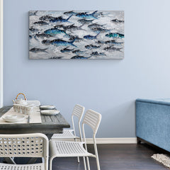 Pintura abstracta de un cardumen de peces azules y plateados en movimiento