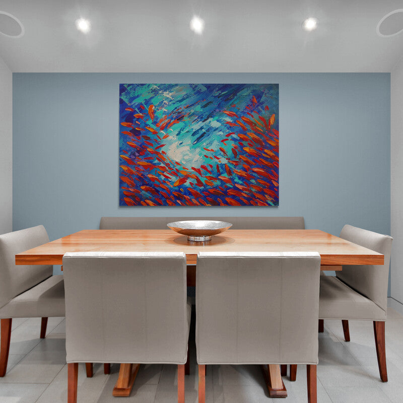 Pintura abstracta de peces naranjas y rojos en un torbellino de azules y blancos