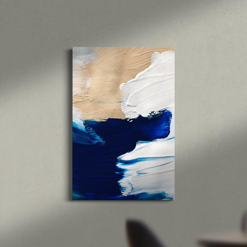 Arte abstracto con texturas en azul profundo y tonos neutros en composición contemporánea
