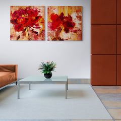 Pintura de dos paneles con flores abstractas en tonos rojos y dorados.
