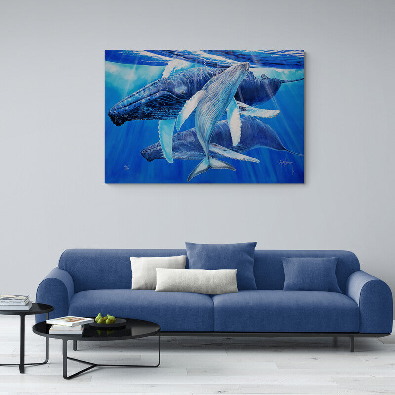 Pintura de ballenas jorobadas sumergidas en tonalidades azules del océano con efectos de luz y sombra