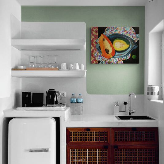cuadro decorativo colorido de papaya y pera sobre plato en cocina – arte tropical moderno para espacios gastronómicos
