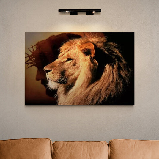 León con silueta de Cristo en el fondo
