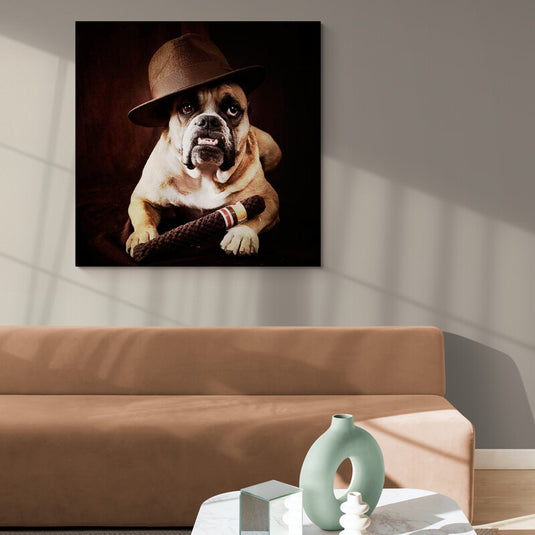 Bulldog con sombrero retro y juguete en forma de puro.