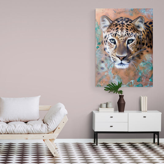 Pintura de un leopardo con fondo abstracto en tonos pastel.