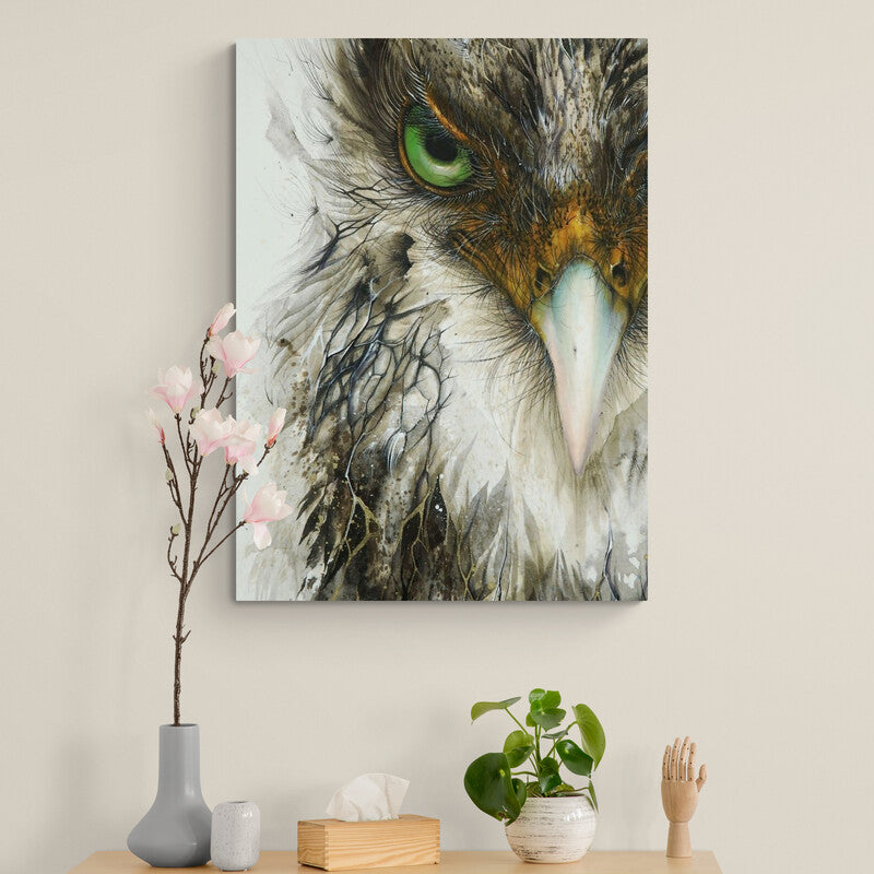 Mitad de rostro de águila con ojo verde sobre fondo blanco en cuadro decorativo