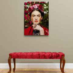 Retrato de mujer al estilo de Frida Kahlo con corona de flores y rebozo rojo