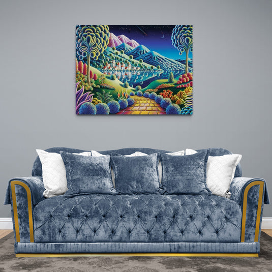 Cuadro de paisaje fantástico nocturno con colores vivos decorando una sala de estar con sofá azul.
