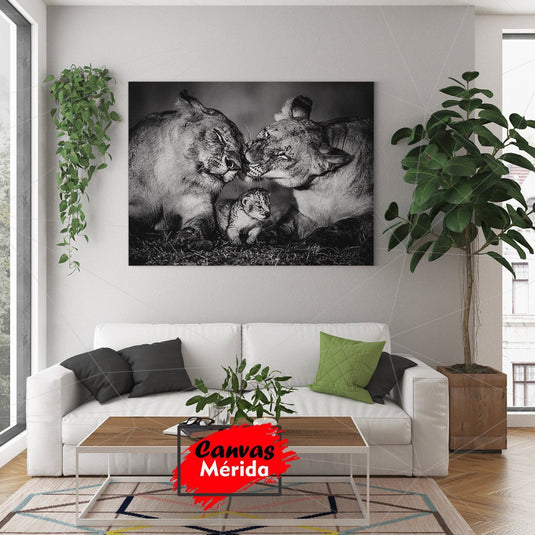 Fotografía en blanco y negro de una familia de leones en sala de estar