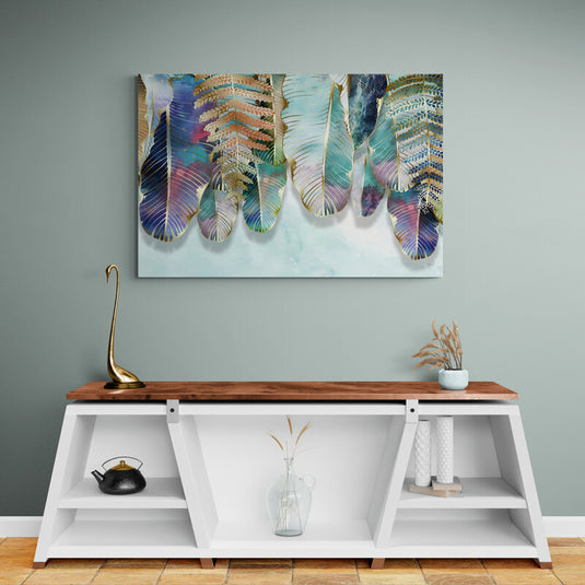 Cuadro decorativo con fondo azul y plumas vibrantes en tonos fucsia, morado, azul y detalles dorados-bronce