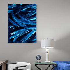 Plumas azules destacadas sobre fondo oscuro en cuadro decorativo