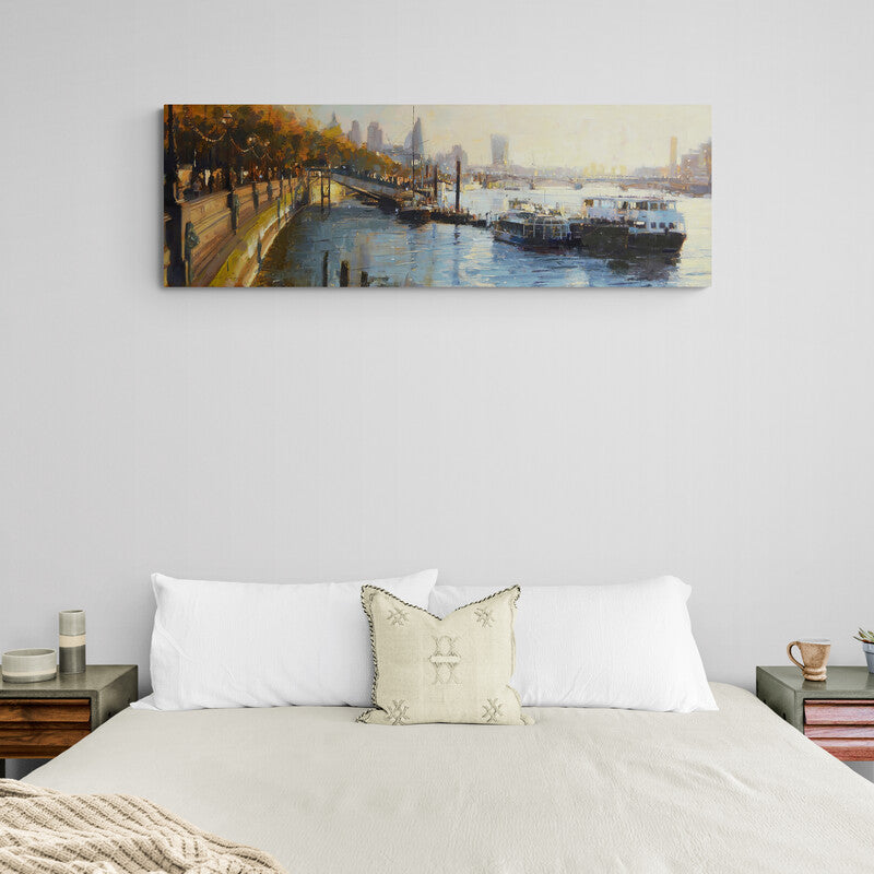 Pintura panorámica de un río en la ciudad con barcos y luces al atardecer
