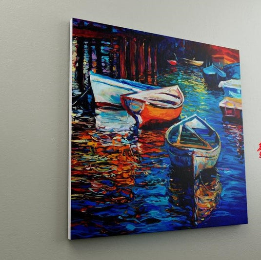 Pintura al óleo de botes coloridos en el agua con reflejos nocturnos