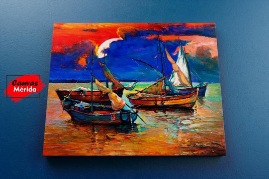 Pintura impresionista de barcos de vela al atardecer con cielo vibrante y reflejos en el agua"