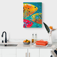 Pintura vibrante de tres peces tropicales