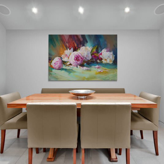 Pintura al óleo de peonías blancas y rosadas con fondo abstracto colorido