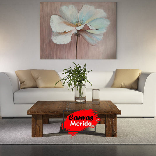 Pintura de una flor en tonos pastel sobre fondo rosado de madera