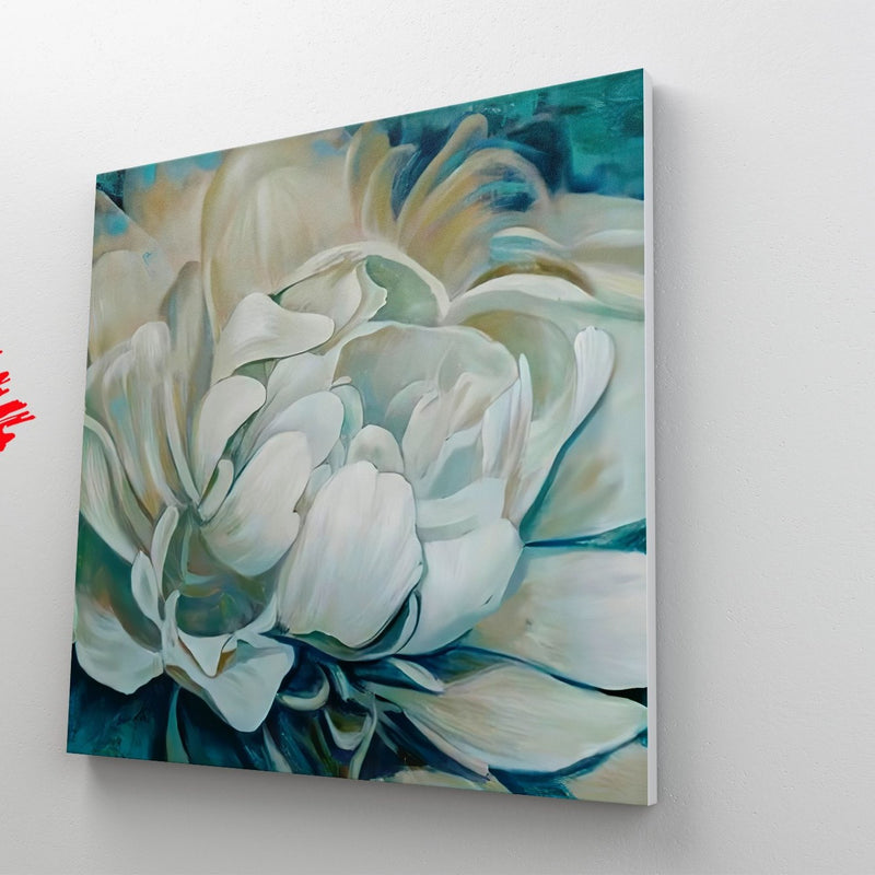Pintura al óleo de flor blanca con tonos azules y textura voluminosa