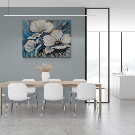 Pintura de flores blancas con detalles en oro sobre fondo oscuro