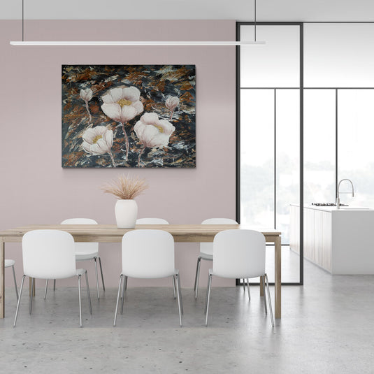 Pintura de flores blancas sobre fondo abstracto oscuro