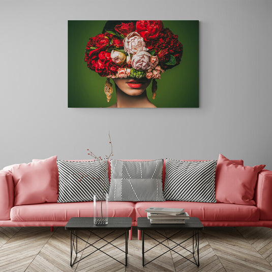 Retrato de mujer con sombrero de flores multicolores sobre fondo verde