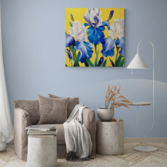 Iris Azules y Blancos sobre Fondo Amarillo en Pintura al Óleo
