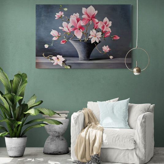 Pintura de magnolias rosas en jarrón sobre mesa con fondo gris