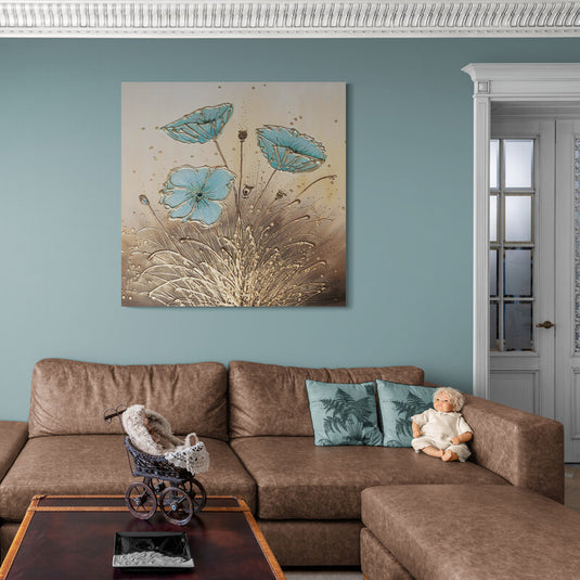 Pintura de flores azul celeste con fondo dorado estallando