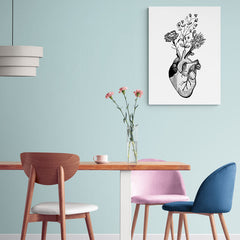 Ilustración detallada de un corazón humano con flores brotando de su interior en blanco y negro