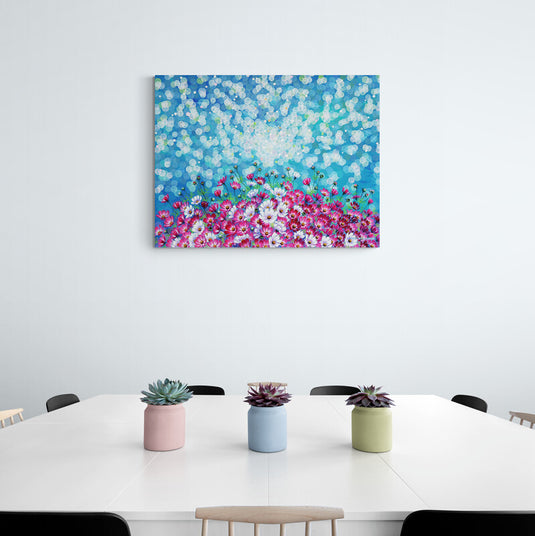 Pintura de campo de flores rosas y blancas bajo un cielo de puntos de luz