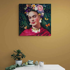 Retrato de mujer con corona de flores y mariposas sobre fondo verde