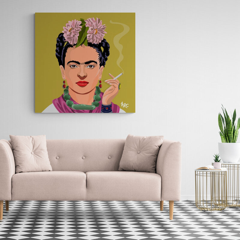 Retrato moderno de Frida Kahlo con fondo mostaza