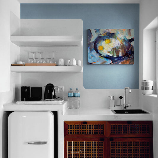 Cuadro moderno de cocina con huevos estrellados en sartén azul, estilo minimalista.
