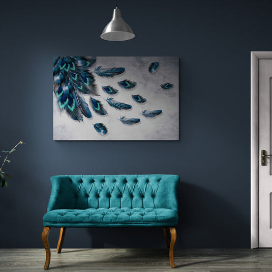 Cuadro decorativo con fondo gris y plumas estilizadas en tonos azules y turquesa