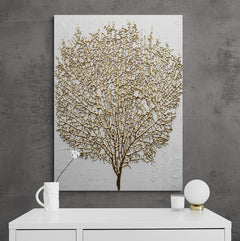 Obra de arte en relieve de coral dorado sobre fondo texturizado blanco.