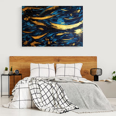 Pintura abstracta con azules profundos y trazos dorados que evocan un océano nocturno
