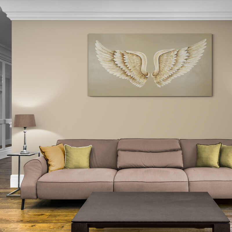 Cuadro decorativo con fondo crema y destacadas alas en tono crema dorado.