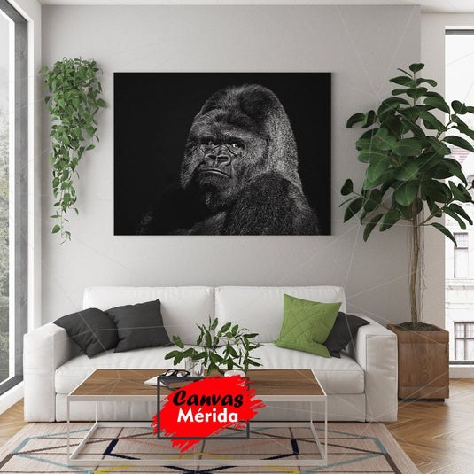 Retrato de gorila en blanco y negro en sala de estar moderna