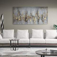 Pintura abstracta con texturas ricas en grises y detalles dorados.