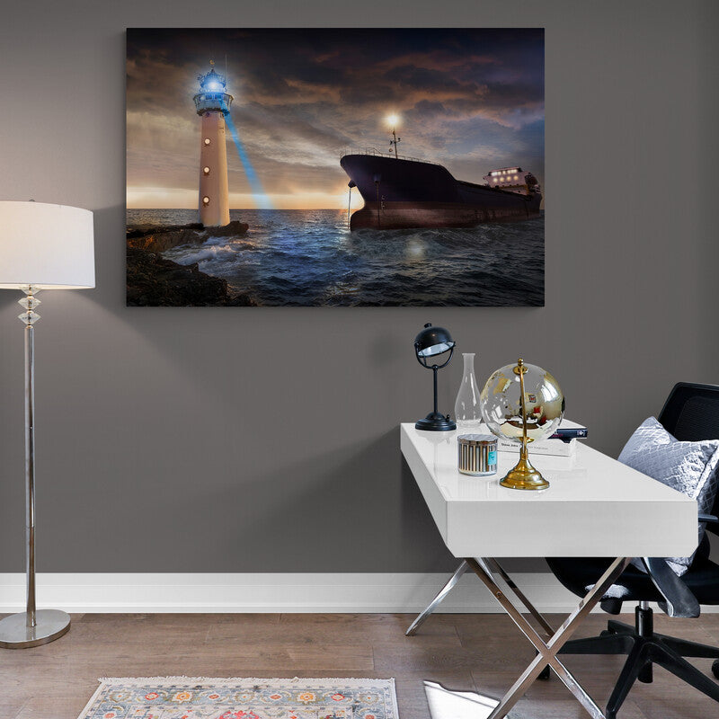 Pintura de un faro iluminando un buque en una noche oscura en el mar