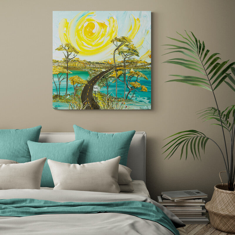 Cuadro Decorativo Estilo Painting Representando una Playa con Camino Sobre, Vegetación y Palmeras, bajo un Gran Sol Amarillo