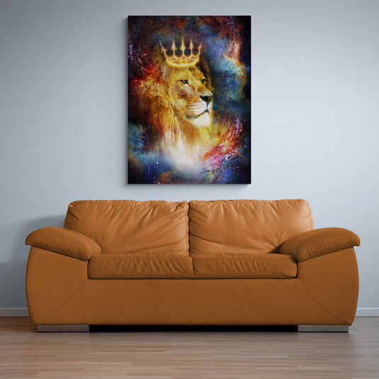 Cuadro de león con corona y fondo cósmico