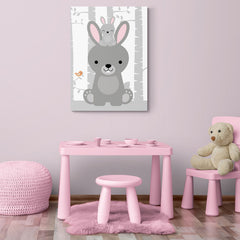 Ilustración infantil de conejo gris con orejas rosas y un pequeño conejo encima